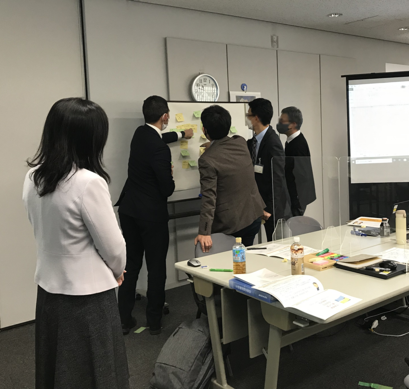 白熱する議論を後方から見守るファシリテーター